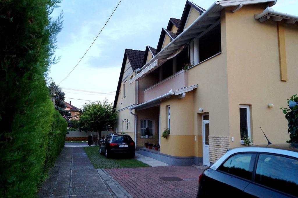 Panzió STATUS Hajduszoboszlo Exterior foto